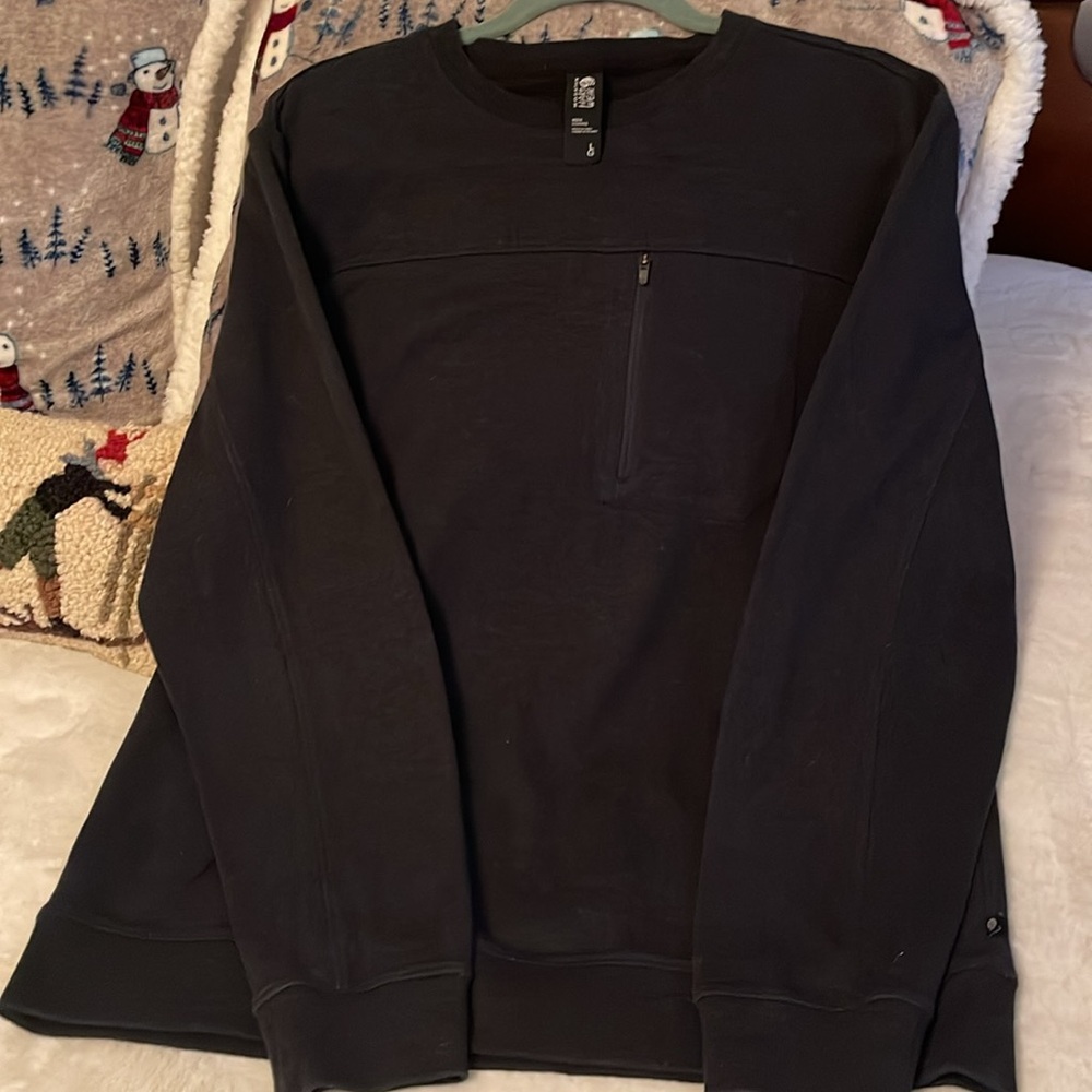 Used men’s mountain hardware sweater